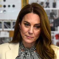 Princezná po návšteve továrne pozdravila dievčatko