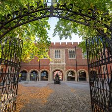 Princ George nastúpil na Eton College.