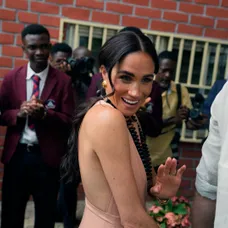 Princ Harry s Meghan na turné v Nigérii: Akoby z kráľovskej rodiny neodišli