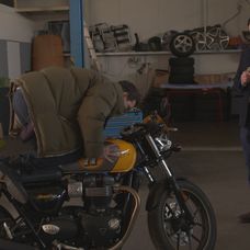 Edo premýšľa nad kúpou motorky.