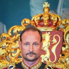 Nórsky kráľ Haakon VIII. zložil prísahu. Kráľovná chýbala
