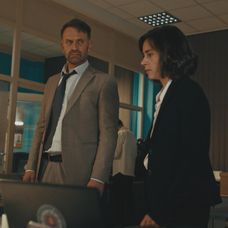 Adama prekvapí nečakané pozvanie na večeru od Eleny.