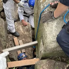 Žena zaseknutá v štrbine medzi balvanmi