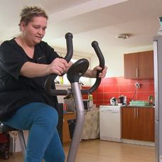 Monika poctivo zarezáva aj doma