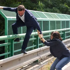Nakrúcanie scény v seriáli Zrada, keď chcel Jakub (Milan Ondrík) skočiť z mosta, sprevádzali prísne bezpečnostné opatrenia.