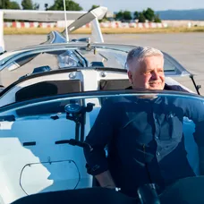 Lietajúce auto Aircar po prvý raz absolvovalo let medzi dvoma medzinárodnými letiskami