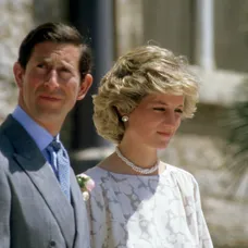 Princezná Diana s princom Charlesom - čerstvo zasnúbení