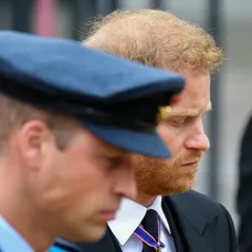 William a Harry sa lúčia s babičkou