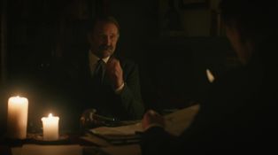 Leopold drží v rukách Walterov rozsudok smrti