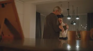 Oto sa dozvie o Erikinom znásilnení. Sľúbi jej jednu vec