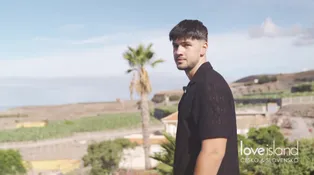 Vtipný, toxický, narcista. Čurgi sa opisuje bez príkras