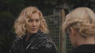 Mira ponúkla Helge pomoc. Netušila, že ju privedie k najväčšej nepriateľke