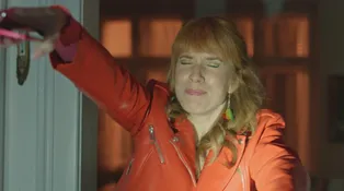 Nikol sama na mieste činu. Zbraň namieril rovno na ňu!