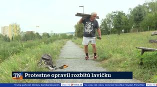 Protestne opravil rozbitú lavičku