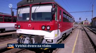 Vytrhli dvere na vlaku