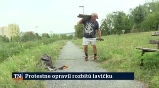 Protestne opravil rozbitú lavičku