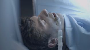 Červené pásky ukážka - Erik zomiera