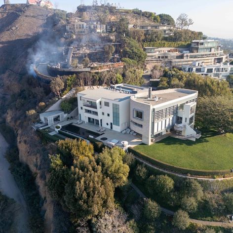 Ničivé požiare v Hollywoode sa zastavili pri dome Toma Hanksa