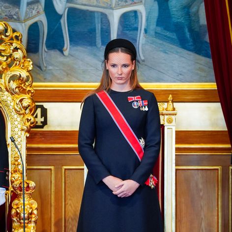 Nórsky kráľ Haakon VIII. zložil prísahu. Kráľovná chýbala