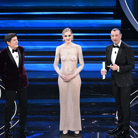 Chiara Ferragni, Amadeus a Gianni Morandi počas 73. ročníka hudobného festivalu Sanremo