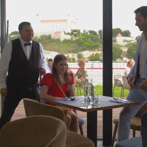 Dvojica sa vyberie do krásnej reštaurácie.