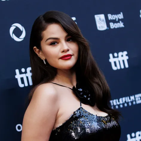 Selena Gomez na červenom koberci na premiére Emilia Perez