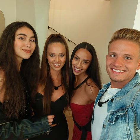 Naomi, Gabriela, Mirka, Sam