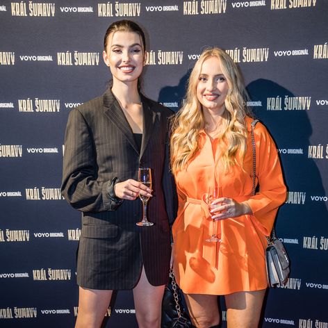 Lia a Tamara z Love Islandu na premiére Kráľa Šumavy