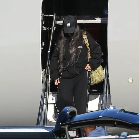 Rihanna so synom a partnerom pristáli v Los Angeles