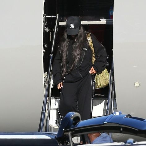 Rihanna so synom a partnerom pristáli v Los Angeles
