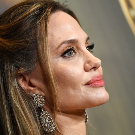 Angelina Jolie so synom Knoxom na Governors Awards v LA