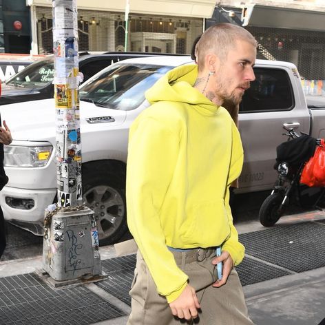 Justin Bieber zamieril do nahrávacieho štúdia v New Yorku, no svojím prázdnym pohľadom vydesil fanúšikov.