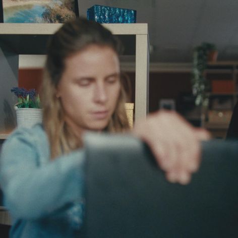 Barbora sa chce rozptýliť prácou. Po odchode z redakcie ju niekto sleduje.