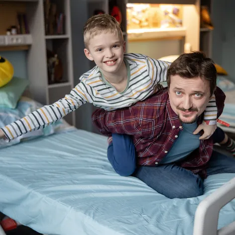 Prokurátor Ján Šanta a právny zástupca TV Markíza Tomáš Kamenec si podávajú ruky po vynesení rozsudku v kauze zmeniek.