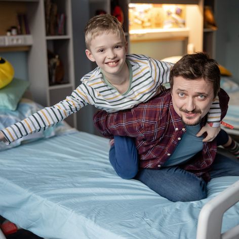 Prokurátor Ján Šanta a právny zástupca TV Markíza Tomáš Kamenec si podávajú ruky po vynesení rozsudku v kauze zmeniek.