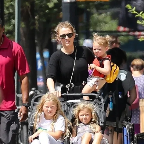 Blake Lively na prechádzke s dcérkami.