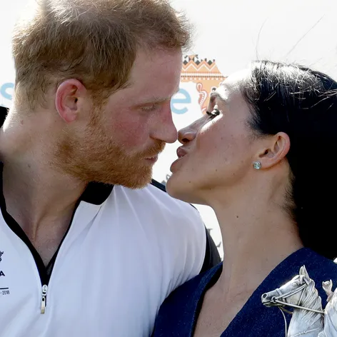 Meghan Markle a princ Harry sa pobozkali na verejnosti.