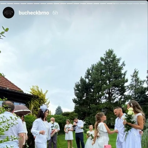 Slovenský spevák sa druhýkrát oženil. On aj manželka v bielom