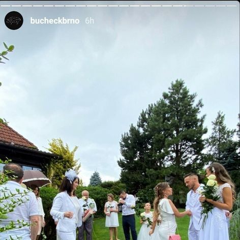 Slovenský spevák sa druhýkrát oženil. On aj manželka v bielom