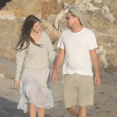 Leo a Camila na pláži v Malibu