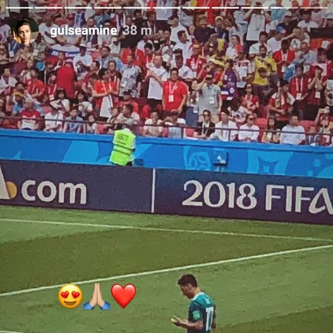 Amine Gülşe počas MS vo futbale v Rusku fandí snúbencovi Mesutovi