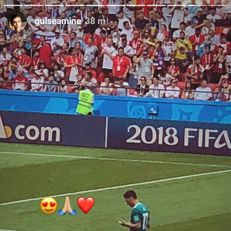 Amine Gülşe počas MS vo futbale v Rusku fandí snúbencovi Mesutovi