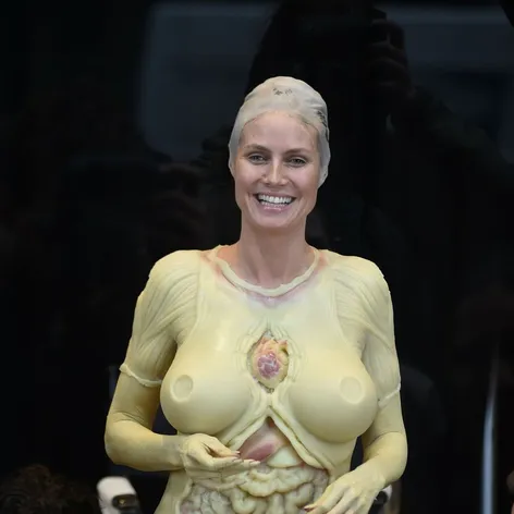 Heidi Klum počas prípravy na Halloweensku párty