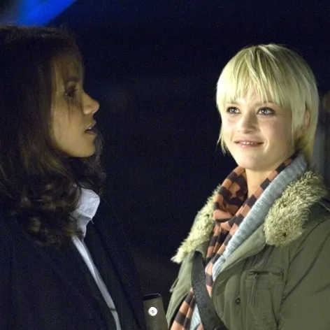 Nicki Aycox po boku Halle Berry vo filme Perfect Stranger