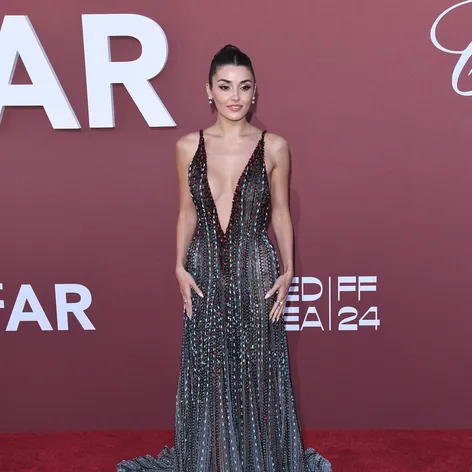 Hande Erçel v Cannes