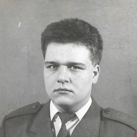 Na začiatku 90. rokov začal jazdiť po celom svete