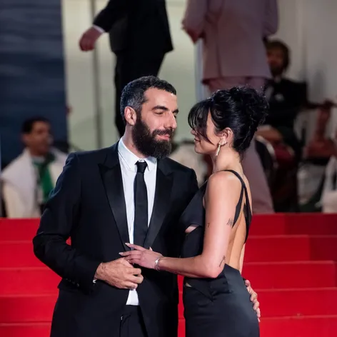 Dua Lipa a Romain Gavras na festivale v Cannes