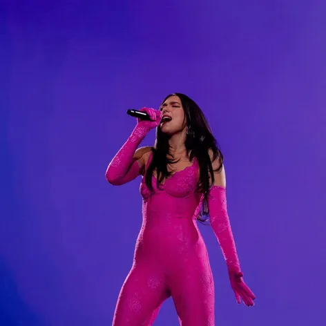 Dua Lipa - OUTFIT Č. 1