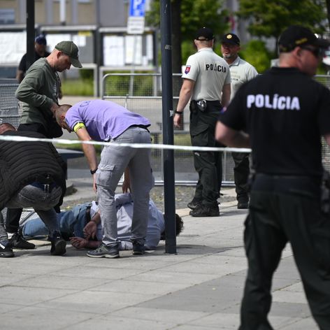 Na snímke policajti zatýkajú muža po streľbe na predsedu vlády Roberta Fica na výjazdovom rokovaní vlády v Handlovej