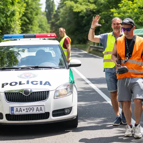 Nakrúcanie scény v seriáli Zrada, keď chcel Jakub (Milan Ondrík) skočiť z mosta, sprevádzali prísne bezpečnostné opatrenia.